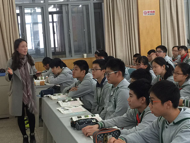 南化第二中学的倪建娟老师与南师附中新城初级中学的胡源老师以《动物