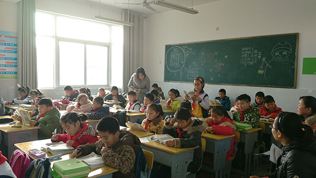 老师走到学生中间,多一份亲近,多一份关注! 老师走到学生中间,多一份亲近,多一份关注!